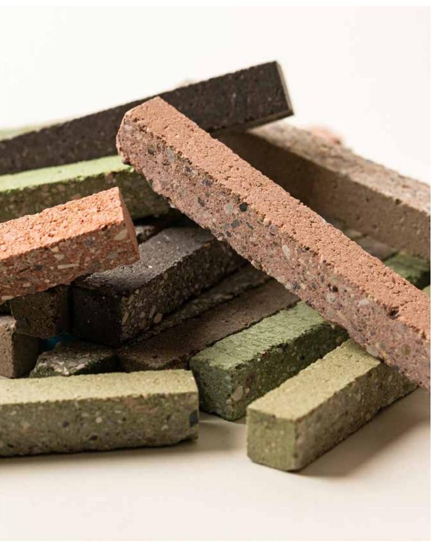 Vue rapprochée des formats de carreaux minéraux recyclés CLEM montrant la couleur, l'épaisseur et la texture minérale