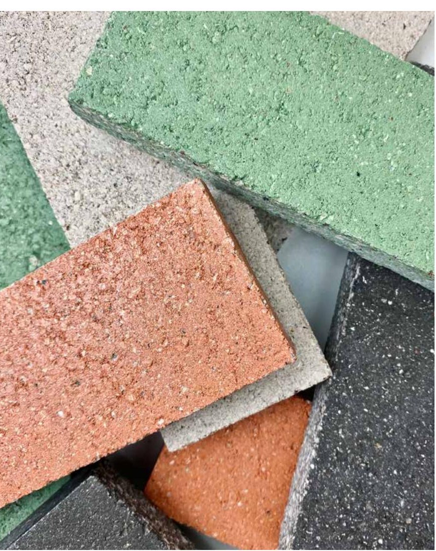 Échantillons de carreaux minéraux recyclés CLEM verts, terre cuite, noirs et neutres superposés