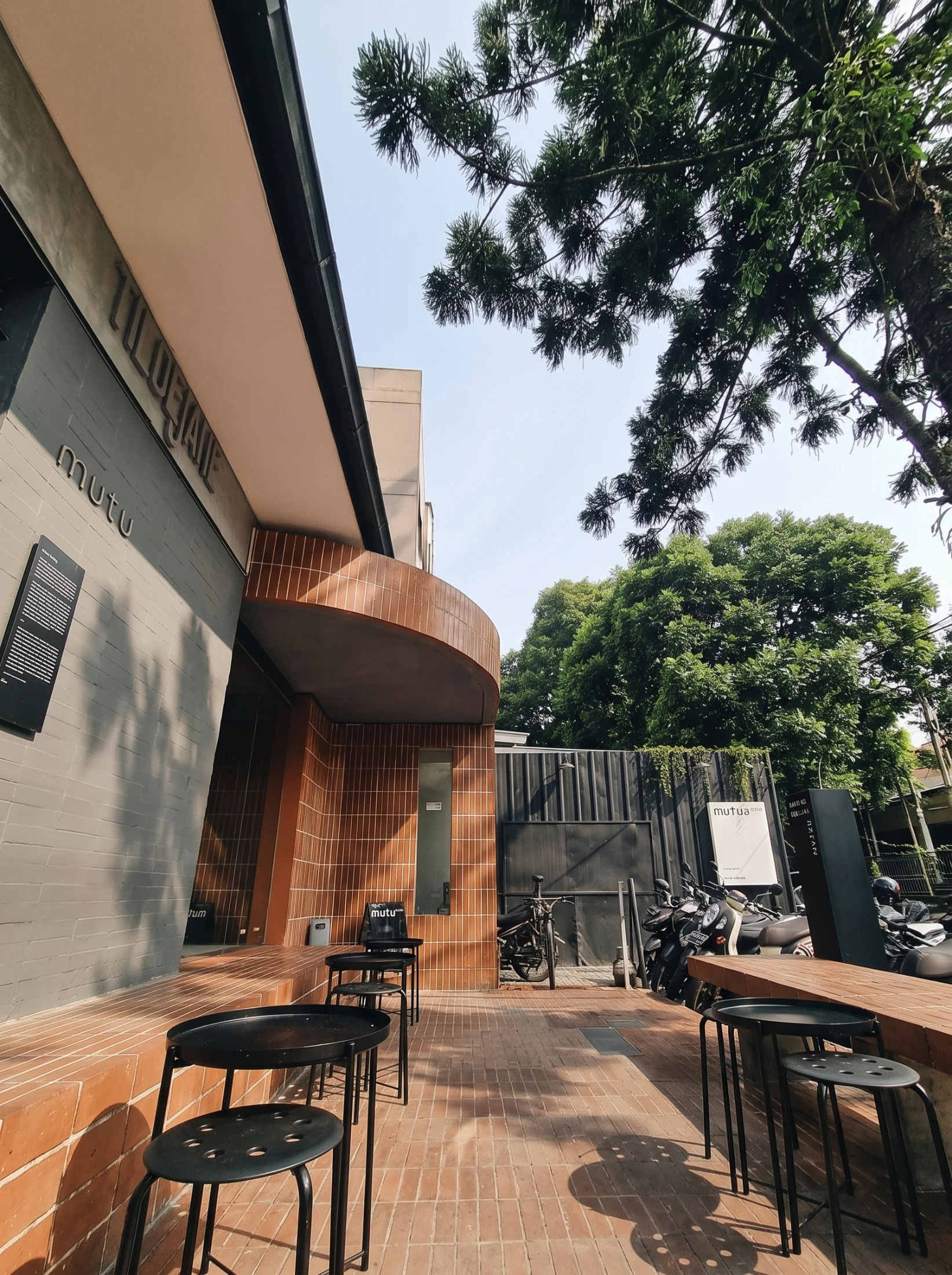 Imagen del proyecto CLEM de la galería de proyectos de baldosas de piedra reciclada Curved Brick Exterior de CLEM Stone Tiles
