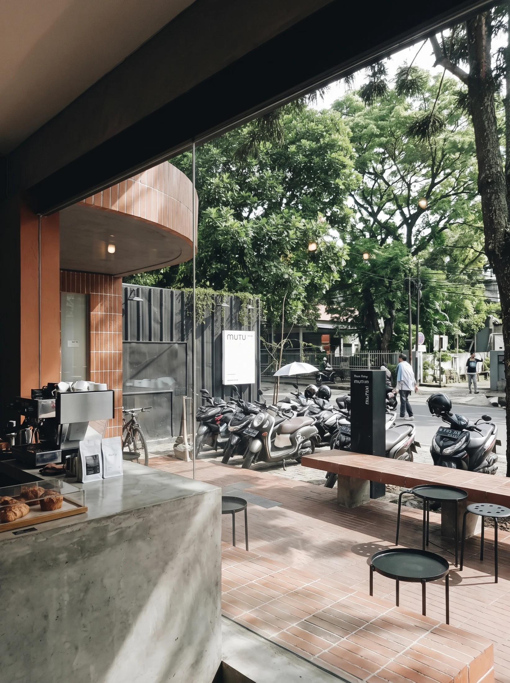 Imagen del proyecto CLEM de la galería de proyectos de baldosas de piedra reciclada Curved Brick Exterior de CLEM Stone Tiles