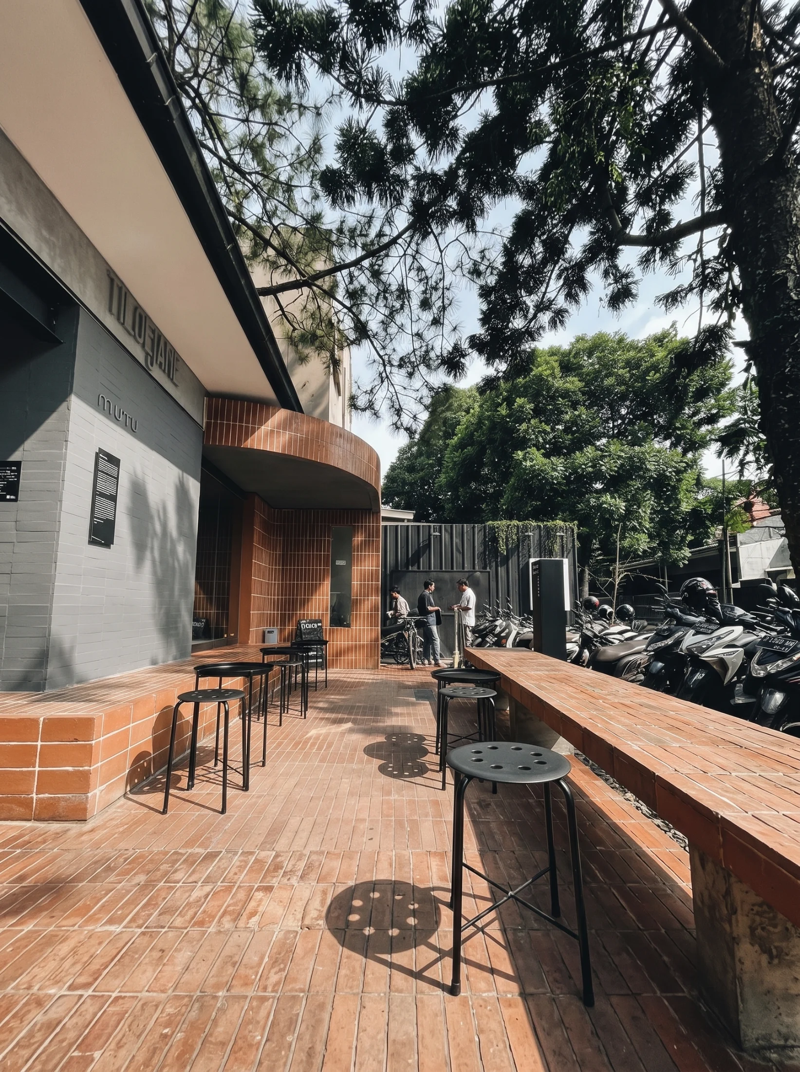 Imagen del proyecto CLEM de la galería de proyectos de baldosas de piedra reciclada Curved Brick Exterior de CLEM Stone Tiles