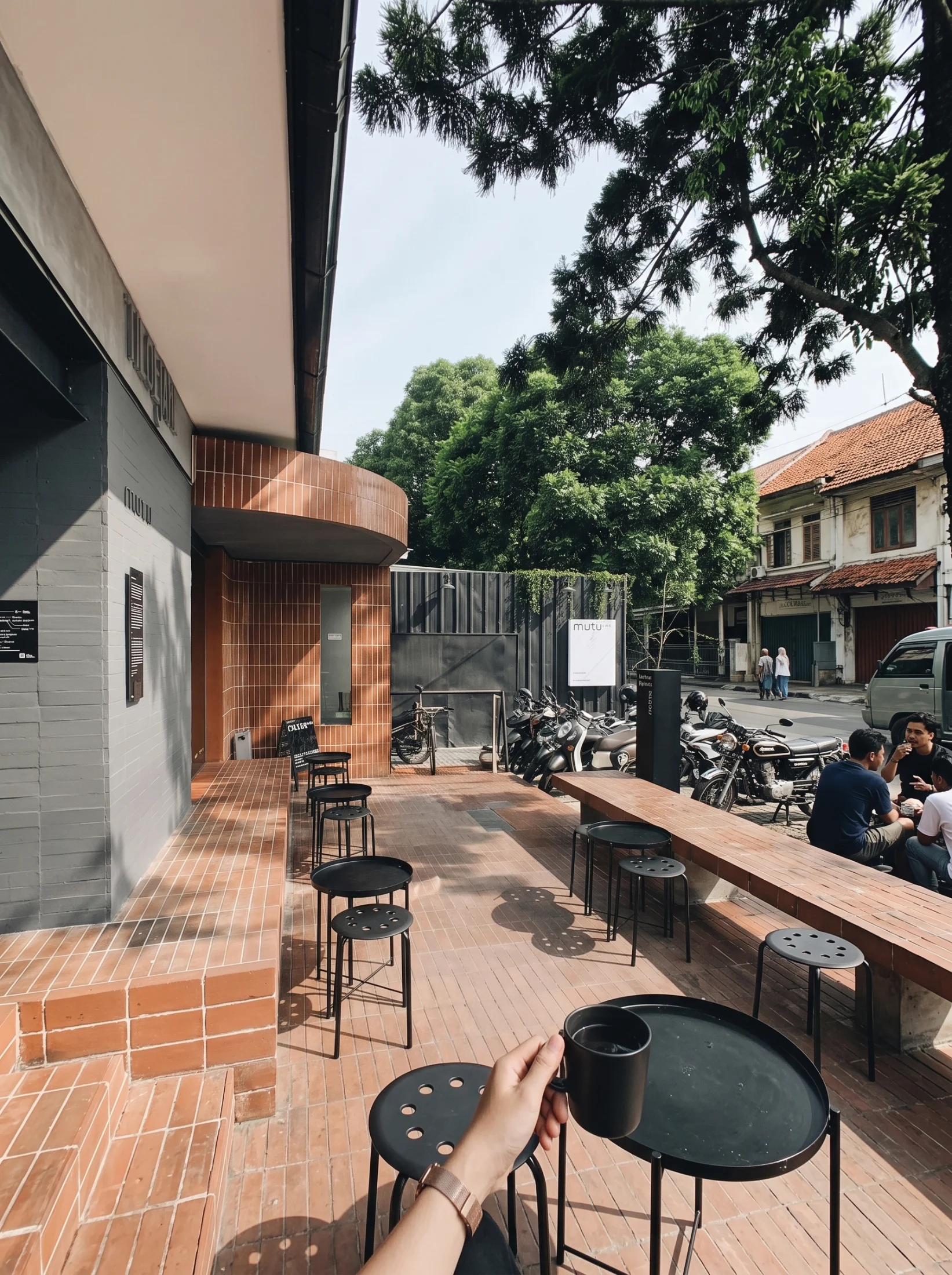 Imagen del proyecto CLEM de la galería de proyectos de baldosas de piedra reciclada Curved Brick Exterior de CLEM Stone Tiles