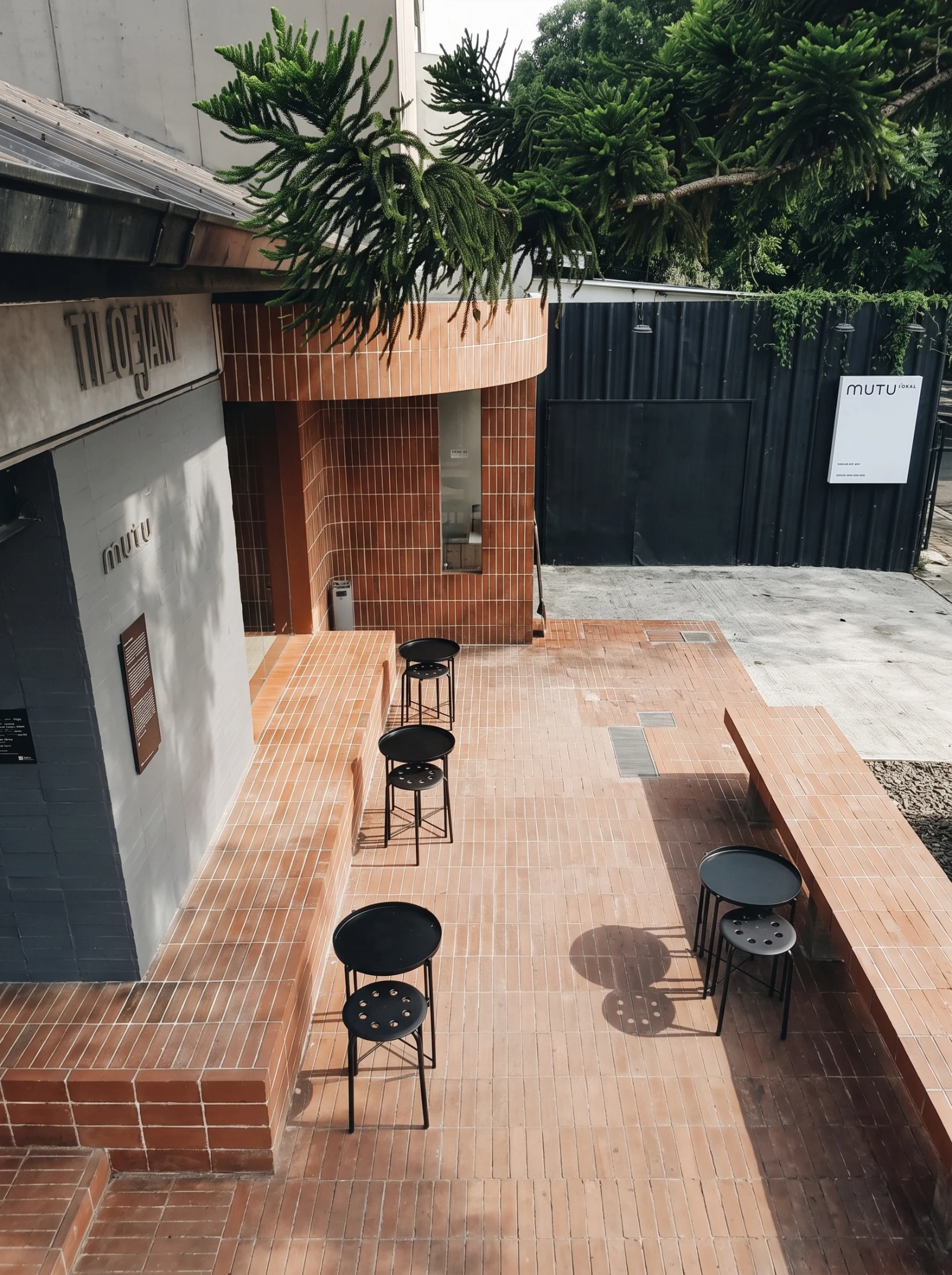 Imagen del proyecto CLEM de la galería de proyectos de baldosas de piedra reciclada Curved Brick Exterior de CLEM Stone Tiles